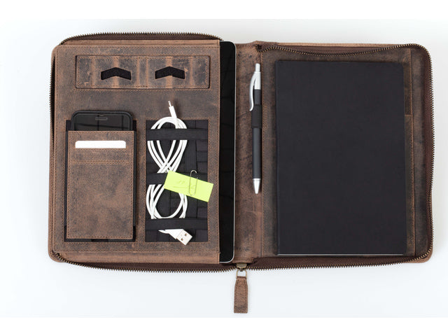 Konferenzkarte Pride and Soul A5 CHARON. Bruin grinsend.