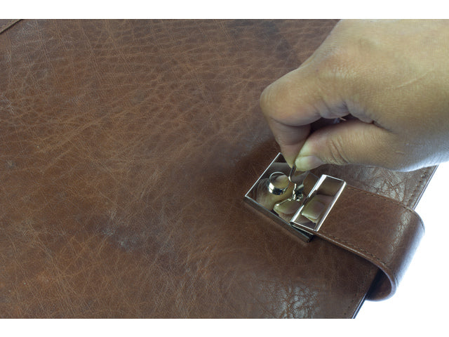 Schrijf/documentenkaart Alassio A4. 4 ringenmechaniek Leer cognac. Met slot