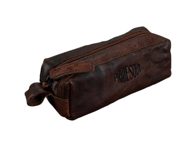 Penetui trots en ziel. Bruin leer.