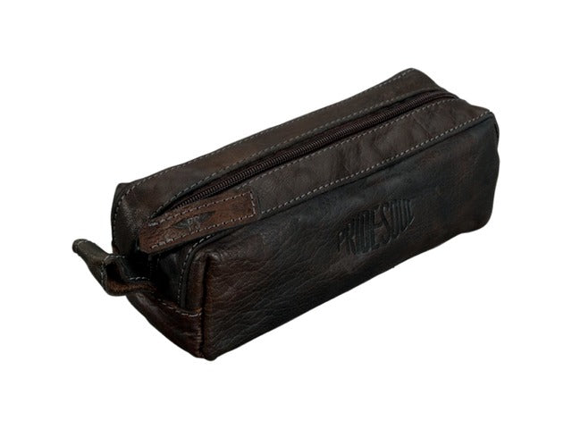 Penetui trots en ziel. Grijs/bruin leer.