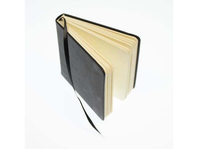 Schetsboek Kangaro 12x12cm zwart PU hardcover 80 blad 140 grams roomwit papier met elastiek en lint