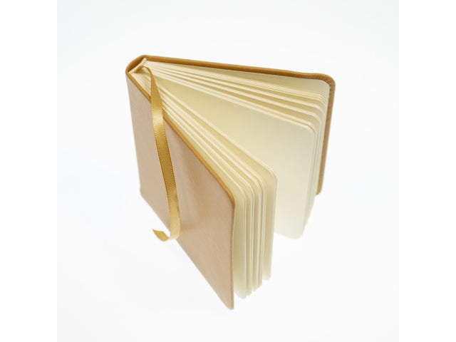 Schetsboek Kangaro 12x12cm okergeel PU hardcover 80 blad 140 grams roomwit papier met elastiek en lint