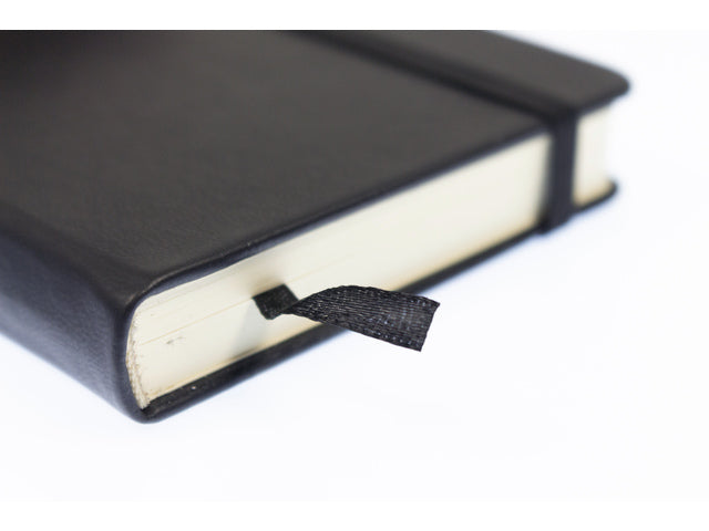 Schetsboek Kangaro A6 zwart PU hardcover 80 blad 140 grams roomwit papier met elastiek en lint