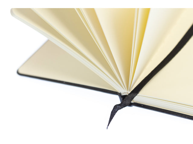 Schetsboek Kangaro A6 zwart PU hardcover 80 blad 140 grams roomwit papier met elastiek en lint