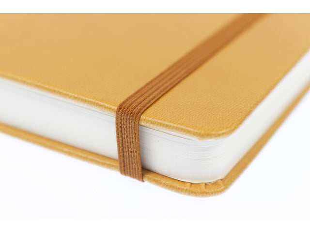 Schetsboek Kangaro A6 okergeel PU hardcover 80 blad 140 grams roomwit papier met elastiek en lint