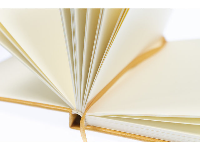 Schetsboek Kangaro A6 okergeel PU hardcover 80 blad 140 grams roomwit papier met elastiek en lint