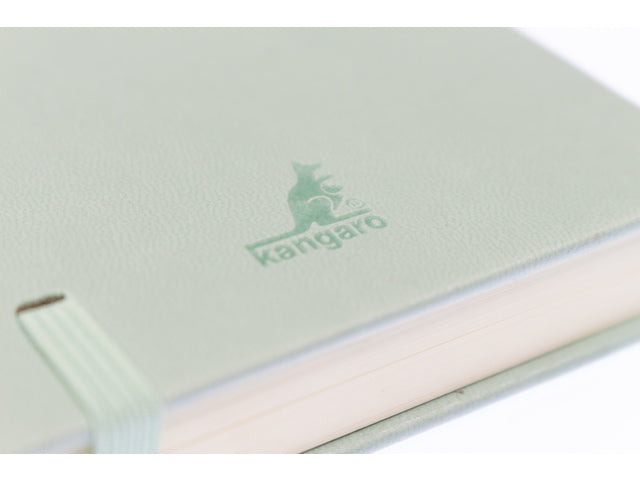 Schetsboek Kangaro A6 mint PU hardcover 80 blad 140 grams roomwit papier met elastiek en lint