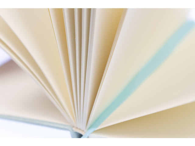 Schetsboek Kangaro A6 mint PU hardcover 80 blad 140 grams roomwit papier met elastiek en lint