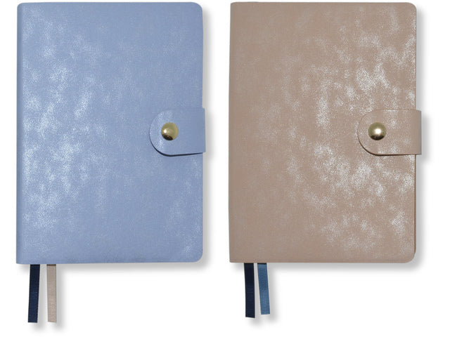 Notitieboek A6 Natural Beauty krimp van 2 stuks. Gelinieerd, 160 pagina's 80 grams papier. PU slag.