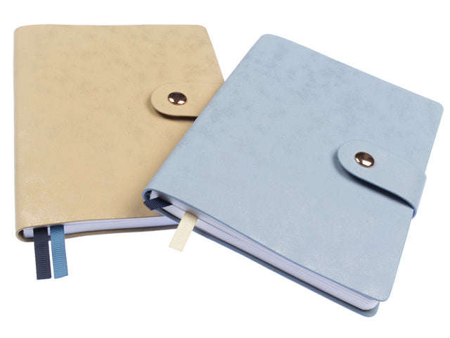 Notitieboek A6 Natural Beauty krimp van 2 stuks. Gelinieerd, 160 pagina's 80 grams papier. PU slag.