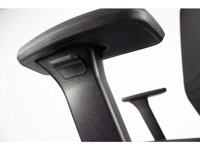 Bürostuhl Linea Omnia 01 schwarz/schwarz mit 3D-Armlehnen und Aluminium-Büro