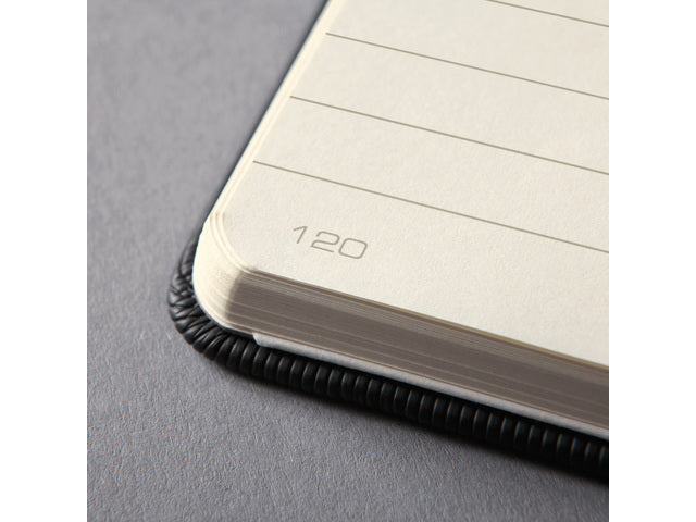 Notitieboek Conceptum Pure tablet maat zwart gelinieerd hardcover. Genummerde pagina's, inhoudsopgave, sluiting d.m.v. elastiek, lus voor pen, 2 leeslintjes. 194 pagina's 80 grams chamoiskleurig papier. PEFC-gecertificeerd