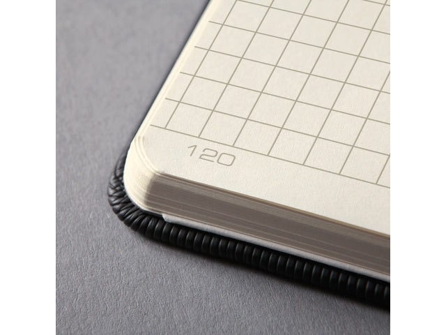 Notitieboek Conceptum Pure A6 zwart 5mm ruit hardcover. Genummerde pagina's, inhoudsopgave, sluiting d.m.v. elastiek, lus voor pen, 2 leeslintjes. 194 pagina's 80 grams chamoiskleurig papier. PEFC-gecertificeerd