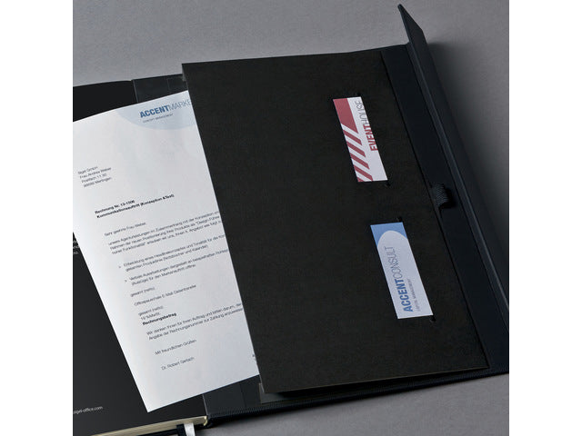 Benachrichtigungsbuch Conceptum Pure A4+, schwarz, 5 mm, Hardcover mit Magnetverschluss. Genummerte Seiten, Innenausstattung, elastisches DMV-Kabel, Stifthalter, 2 Stifte. 194 Seiten 80 Gramm chamoiskleriges Papier. PEFC-zertifiziert
