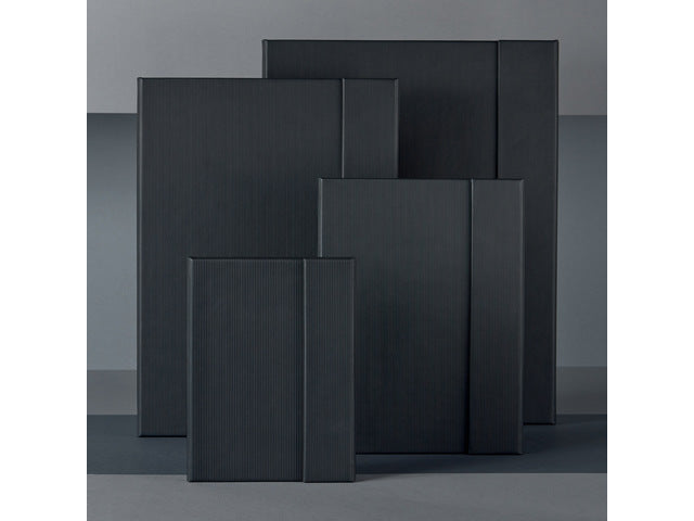 Benachrichtigungsbuch Conceptum Pure A5, schwarz, 5 mm, Hardcover mit Magnetverschluss. Genummerte Seiten, Innenausstattung, elastisches DMV-Kabel, Stifthalter, 2 Stifte. 194 Seiten 80 Gramm chamoiskleriges Papier. PEFC-zertifiziert.