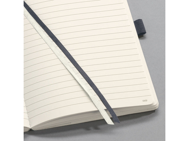 Notitieboek Conceptum Pure A4 donkergrijs gelinieerd softcover. Nummerde pagina's, inhoudsopgave, sluiting dmv elastiek, lus voor pen, 2 leeslintjes. 194 pagina's 80 grams chamoiskleurig papier. PEFC-gecertificeerd.