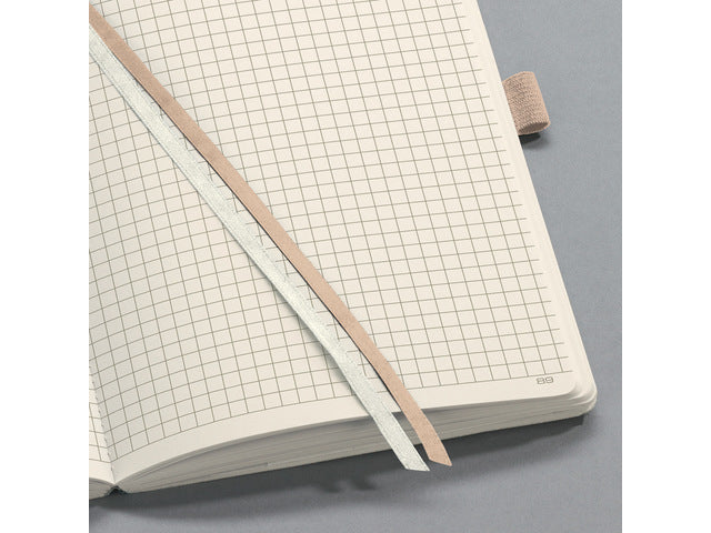 Notitieboek Conceptum A4 Beige 5mm ruit softcover. Nummerde pagina's, inhoudsopgave, sluiting dmv elastiek, lus voor pen, 2 leeslintjes. 194 pagina's 80 grams chamoiskleurig papier. PEFC-gecertificeerd. 187x270x14mm