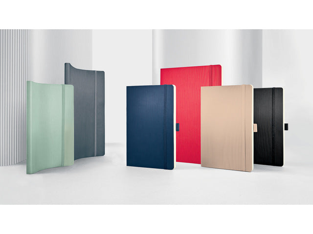 Notitieboek Conceptum A4 Beige 5mm ruit softcover. Nummerde pagina's, inhoudsopgave, sluiting dmv elastiek, lus voor pen, 2 leeslintjes. 194 pagina's 80 grams chamoiskleurig papier. PEFC-gecertificeerd. 187x270x14mm