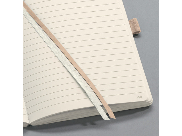Notitieboek Conceptum A5 Beige gelinieertes Softcover. Genummerte Seiten, Innenausstattung, elastisches DMV-Kabel, Stifthalter, 2 Stifte. 194 Seiten 80 Gramm chamoiskleriges Papier. PEFC-zertifiziert.135x210x14mm,