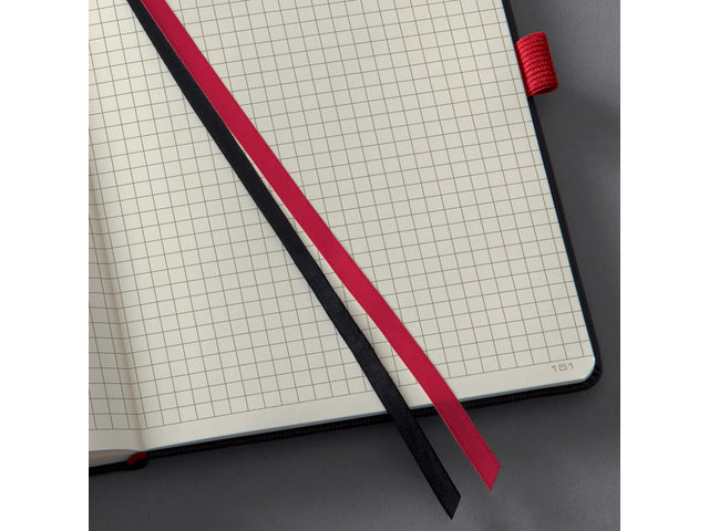 Notitieboek Conceptum RED Edition A5 zwart 5mm ruit hardcover. Genummerde pagina's, inhoudsopgave, sluiting d.m.v. elastiek, lus voor pen, 2 leeslintjes. 194 pagina's 80 grams chamoiskleurig papier. PEFC-gecertificeerd