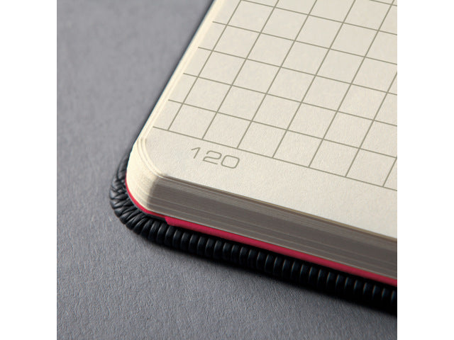 Notitieboek Conceptum RED Edition A5 zwart 5mm ruit hardcover. Genummerde pagina's, inhoudsopgave, sluiting d.m.v. elastiek, lus voor pen, 2 leeslintjes. 194 pagina's 80 grams chamoiskleurig papier. PEFC-gecertificeerd