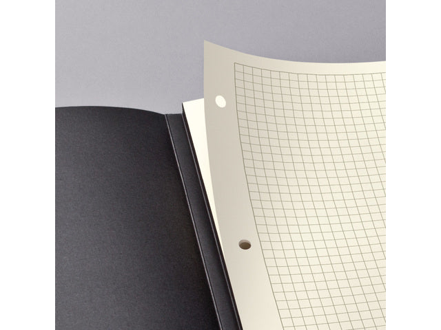 Schrijfblok Conceptum A4 zwart 5mm ruit softcover. 120 pagina's 80 grams chamoiskleurig papier. Ontmoet snelzak. 4-voudige perforatie, kopregel voor datum. PEFC-gecertificeerd