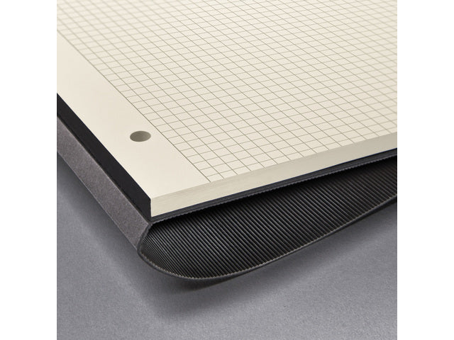 Schrijfblok Conceptum A4 zwart 5mm ruit softcover. 120 pagina's 80 grams chamoiskleurig papier. Ontmoet snelzak. 4-voudige perforatie, kopregel voor datum. PEFC-gecertificeerd