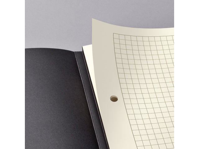 Schreibblock Conceptum A5 schwarz 5 mm schwarz Softcover. 120 Seiten, 80 Gramm chamoiskleriges Papier. Mit Quickpocket. 4-Loch-Perforation, Datumsmarkierung. PEFC-zertifiziert.