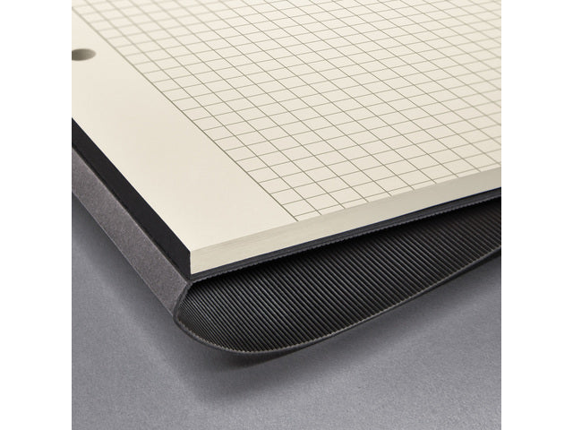 Schreibblock Conceptum A5 schwarz 5 mm schwarz Softcover. 120 Seiten, 80 Gramm chamoiskleriges Papier. Mit Quickpocket. 4-Loch-Perforation, Datumsmarkierung. PEFC-zertifiziert.