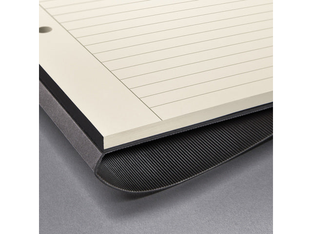 Schreibblock Conceptum A5 schwarz gelinieter Hardcover. 120 Seiten, 80 Gramm chamoiskleriges Papier. Mit Quickpocket. 4-Loch-Perforation, Datumsmarkierung. PEFC-zertifiziert.