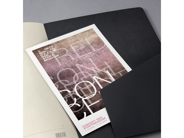 Schreibblock Conceptum A5 schwarz gelinieter Hardcover. 120 Seiten, 80 Gramm chamoiskleriges Papier. Mit Quickpocket. 4-Loch-Perforation, Datumsmarkierung. PEFC-zertifiziert.