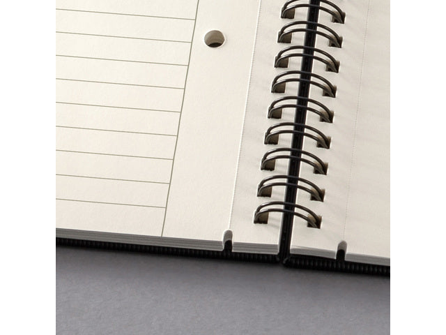 Notitieblok Conceptum A5 schwarz gelinietes Hardcover. 160 Seiten, 80 Gramm chamoiskleuriges Papier.M und Quickpocket. 4-Loch-Perforation, Datumsmarkierung. PEFC-zertifiziert