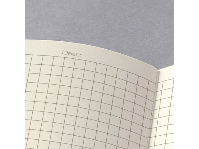 Notitieboek Conceptum A4 zwart 5mm ruit softcover. 64 pagina's 80 grams chamoiskleurig papier. Ontmoet snelzak. 4-voudige perforatie, kopregel voor datum. PEFC-gecertificeerd