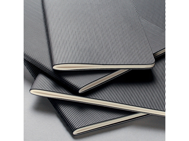 Notitieboek Conceptum A6 zwart gelinieerd softcover. 64 pagina's 80 grams chamoiskleurig papier. Ontmoet snelzak. 4-voudige perforatie, kopregel voor datum. PEFC-gecertificeerd.