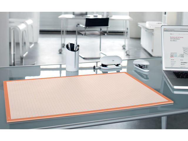 Schrijfonderlegger van papier, Grafiek, millimeter geruit, wit/oranje, 595x410 mm, 80 gr, 30 vel. Ongedateerd.
