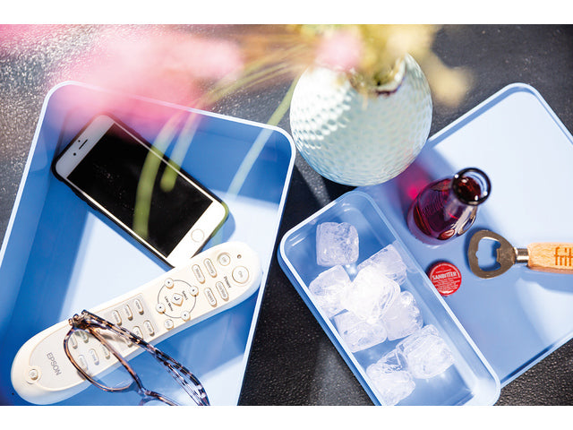 Der clevere Organizer Han Allison hat eine Box mit Innendeckel und blauem Deckel, stapelbar