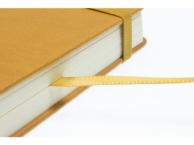 Schetsboek Kangaro 12x12cm okergeel PU hardcover 80 blad 140 grams roomwit papier met elastiek en lint