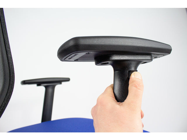 Bureaustoel Linea Tekna 01/PT zwart/blauw met 3D armleuning en hoofdsteun