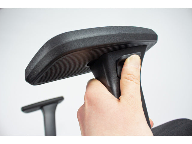 Bureaustoel Linea Omnia 01/PT zwart/zwart met 3D armleuning, hoofdsteun en aluminium voet