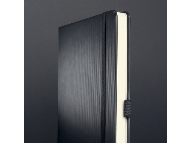 Noitieboek Conceptum Pure A4+ zwart 5mm ruit hardcover. Nummerde pagina's, inhoudsopgave, sluiting dmv elastiek, lus voor pen, 2 leeslintjes. 194 pagina's 80 grams chamoiskleurig papier. PEFC-gecertificeerd