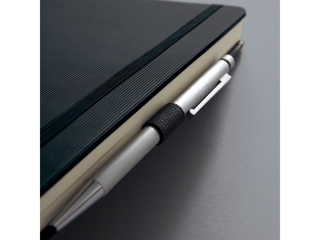 Noitieboek Conceptum Pure A4+ zwart 5mm ruit hardcover. Nummerde pagina's, inhoudsopgave, sluiting dmv elastiek, lus voor pen, 2 leeslintjes. 194 pagina's 80 grams chamoiskleurig papier. PEFC-gecertificeerd