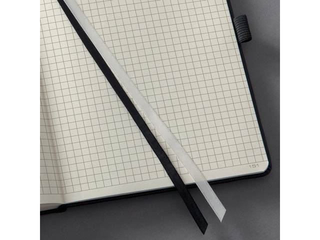 Noitieboek Conceptum Pure A4+ zwart 5mm ruit hardcover. Nummerde pagina's, inhoudsopgave, sluiting dmv elastiek, lus voor pen, 2 leeslintjes. 194 pagina's 80 grams chamoiskleurig papier. PEFC-gecertificeerd