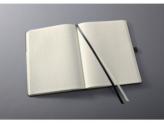 Notitieboek Conceptum Pure tablet maat zwart 5mm ruit hardcover. Nummerde pagina's, inhoudsopgave, sluiting dmv elastiek, lus voor pen, 2 leeslintjes. 194 pagina's 80 grams chamoiskleurig papier. PEFC-gecertificeerd