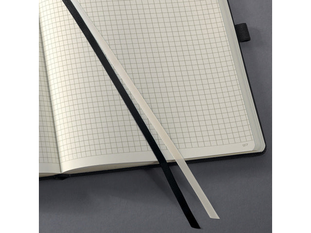 Notitieboek Conceptum Pure tablet maat zwart 5mm ruit hardcover. Nummerde pagina's, inhoudsopgave, sluiting dmv elastiek, lus voor pen, 2 leeslintjes. 194 pagina's 80 grams chamoiskleurig papier. PEFC-gecertificeerd