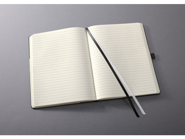Notitieboek Conceptum Pure tablet maat zwart gelinieerd hardcover. Nummerde pagina's, inhoudsopgave, sluiting dmv elastiek, lus voor pen, 2 leeslintjes. 194 pagina's 80 grams chamoiskleurig papier. PEFC-gecertificeerd