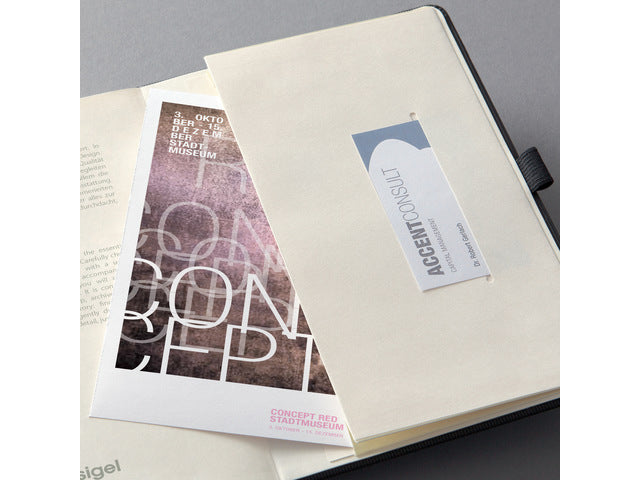 Notitieboek Conceptum Pure A5 zwart blanco hardcover. Nummerde pagina's, inhoudsopgave, sluiting dmv elastiek, lus voor pen, 2 leeslintjes. 194 pagina's 80 grams chamoiskleurig papier. PEFC-gecertificeerd