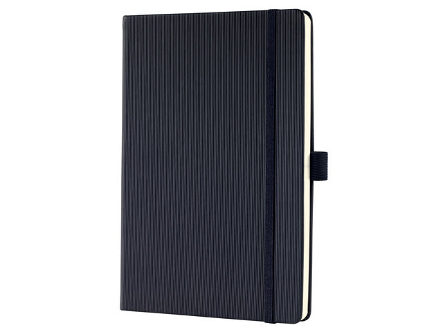 Notitieboek Conceptum Pure A5 zwart blanco hardcover. Nummerde pagina's, inhoudsopgave, sluiting dmv elastiek, lus voor pen, 2 leeslintjes. 194 pagina's 80 grams chamoiskleurig papier. PEFC-gecertificeerd