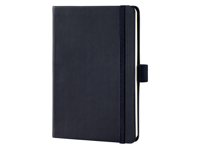 Notitieboek Conceptum Pure A6 zwart gelinieerd hardcover. Nummerde pagina's, inhoudsopgave, sluiting dmv elastiek, lus voor pen, 2 leeslintjes. 194 pagina's 80 grams chamoiskleurig papier. PEFC-gecertificeerd