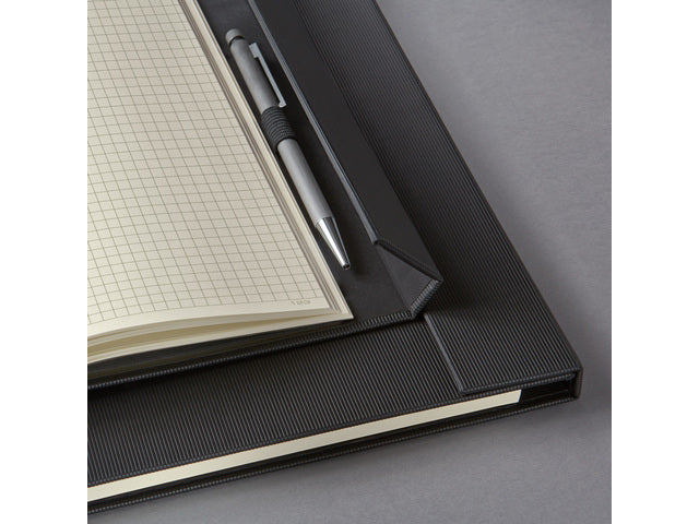 Notitieboek Conceptum Pure A5 zwart 5mm ruit hardcover met magneetsluiting. Nummerde pagina's, inhoudsopgave, sluiting dmv elastiek, lus voor pen, 2 leeslintjes. 194 pagina's 80 grams chamoiskleurig papier. PEFC-gecertificeerd.