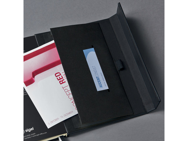 Notitieboek Conceptum Pure A5 zwart 5mm ruit hardcover met magneetsluiting. Nummerde pagina's, inhoudsopgave, sluiting dmv elastiek, lus voor pen, 2 leeslintjes. 194 pagina's 80 grams chamoiskleurig papier. PEFC-gecertificeerd.